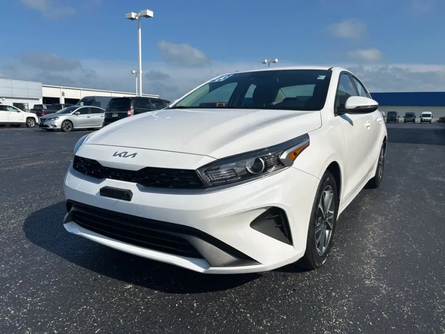 2023 Kia Forte LXS photo 1