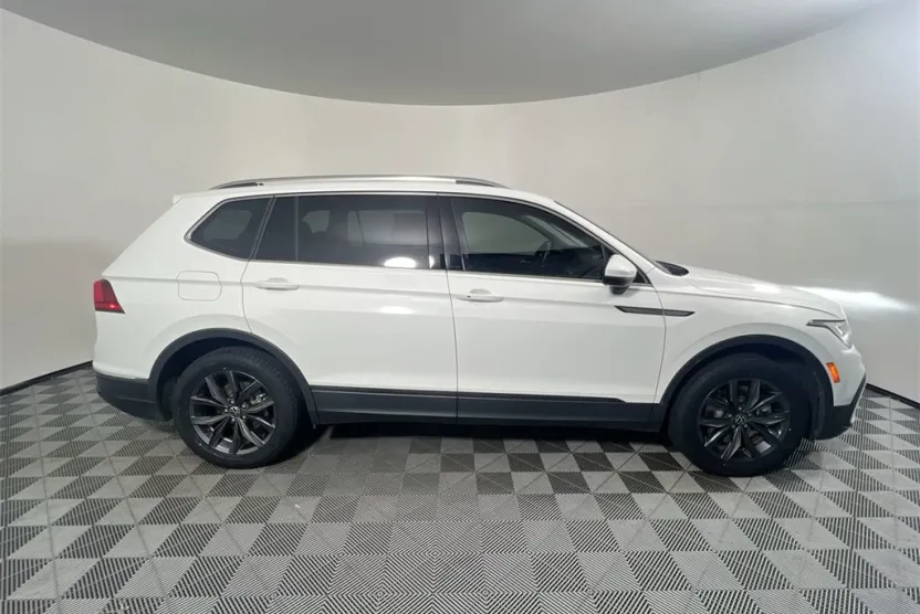 2022 Volkswagen Tiguan SE photo 1