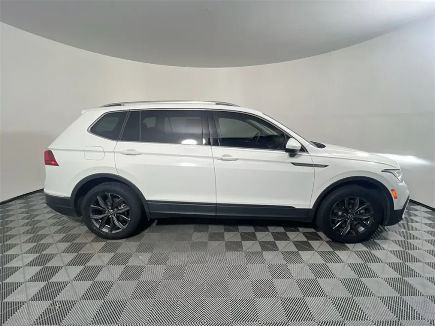 2022 Volkswagen Tiguan SE photo 1