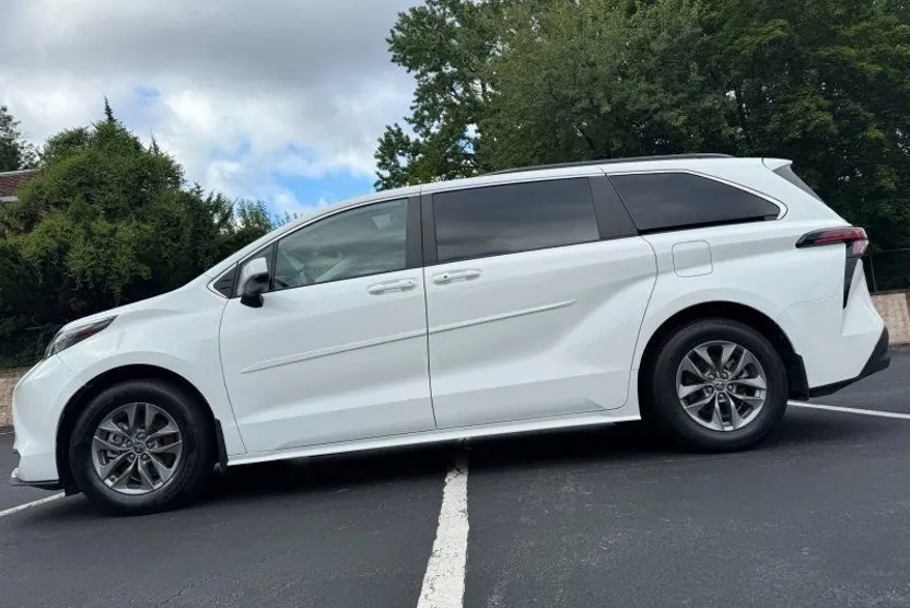2022 Toyota Sienna LE photo 1