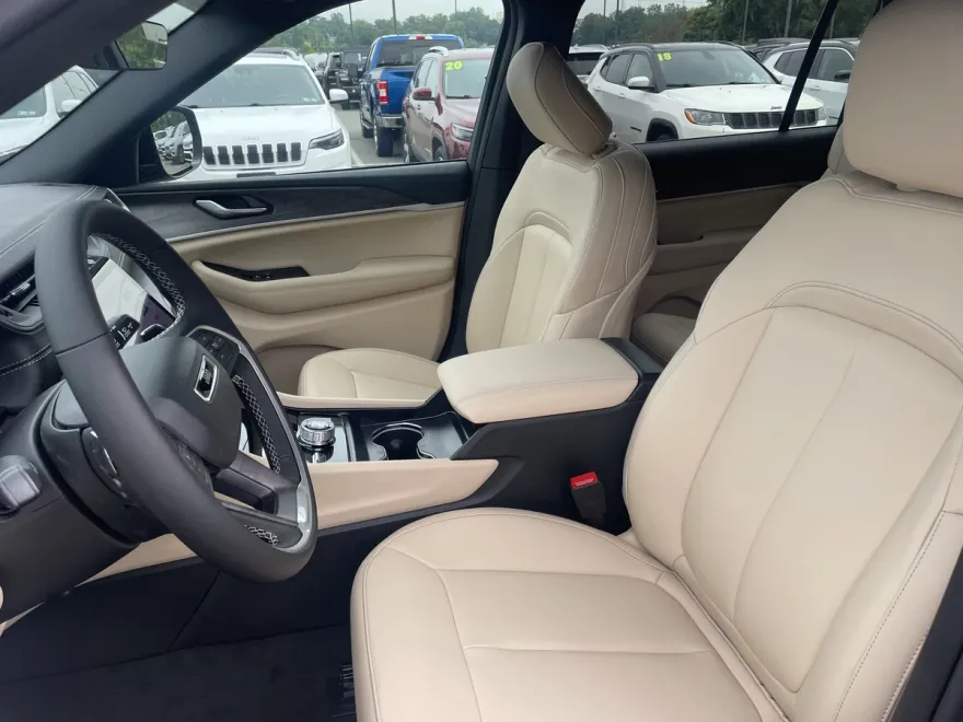 2025 Jeep Grand Cherokee Limited photo 1