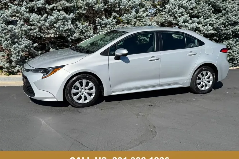 2024 Toyota Corolla LE photo 1