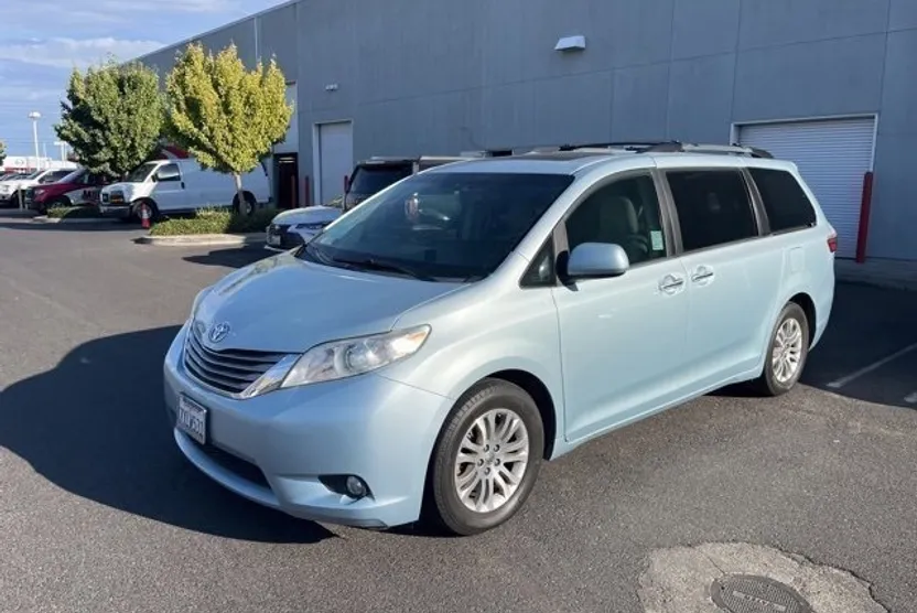 2017 Toyota Sienna Limited XLE Premium photo 1