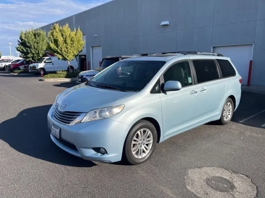 2017 Toyota Sienna Limited XLE Premium photo 1