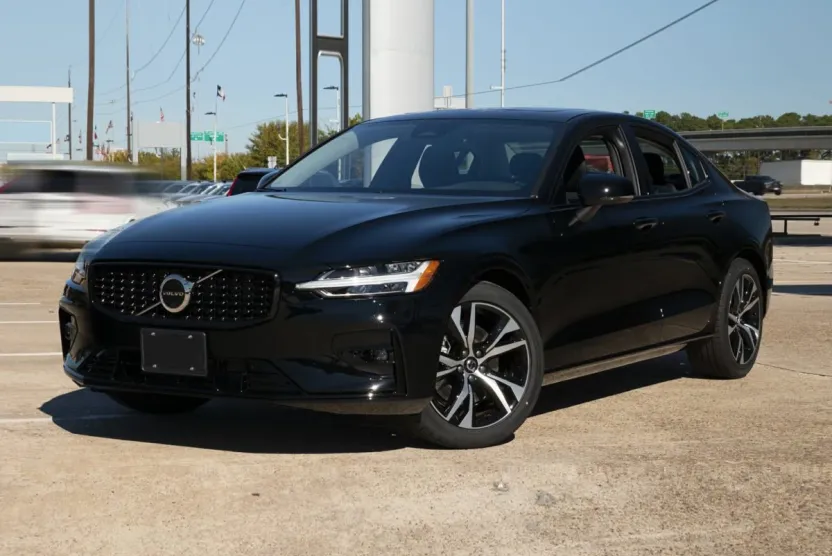 2024 Volvo S60 B5 Plus Black Edition photo 1