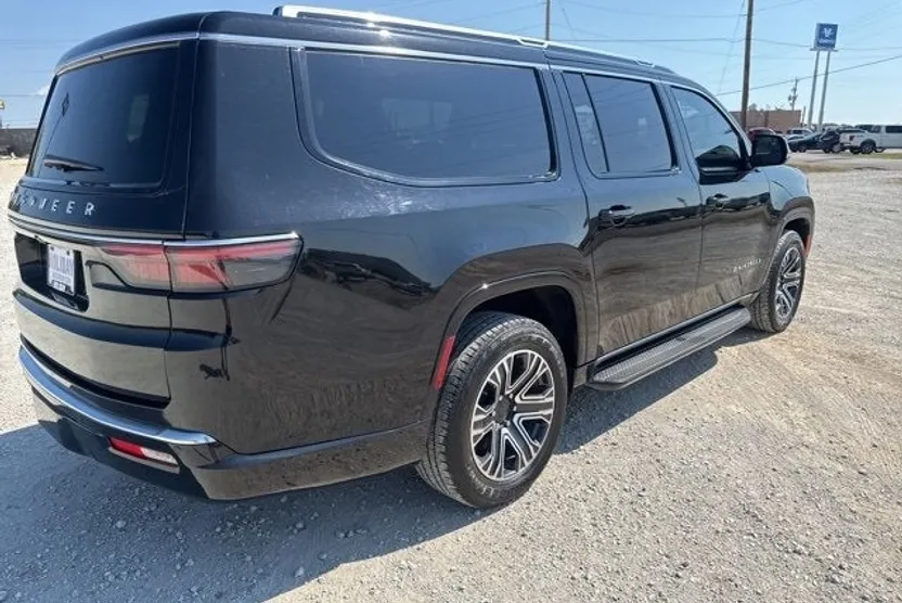 2023 Jeep Wagoneer L photo 1