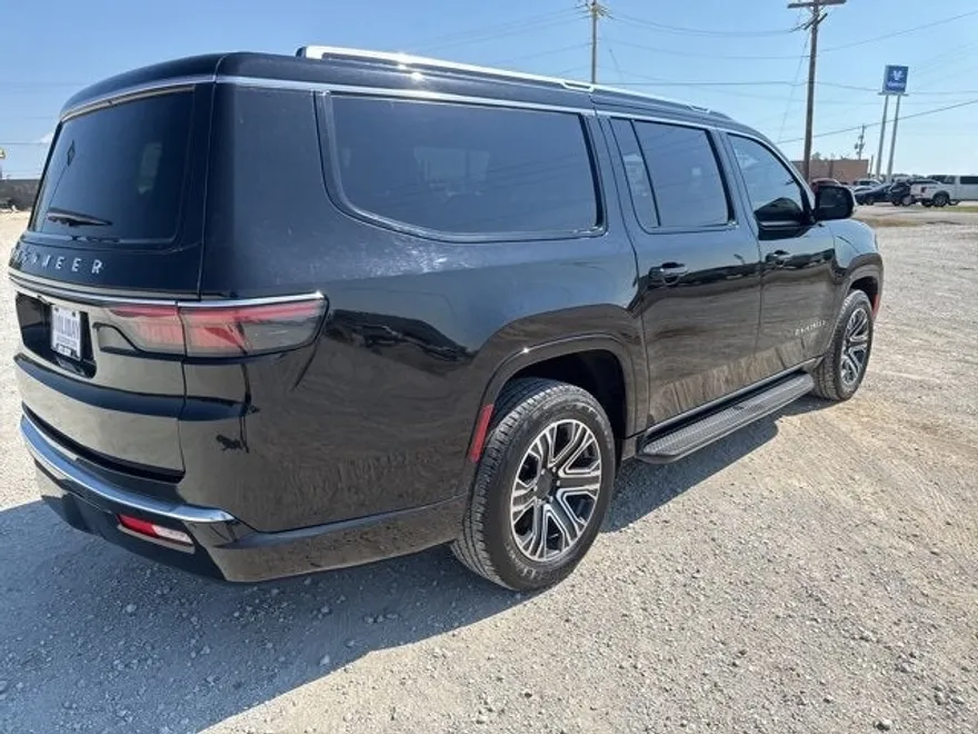 2023 Jeep Wagoneer L photo 1