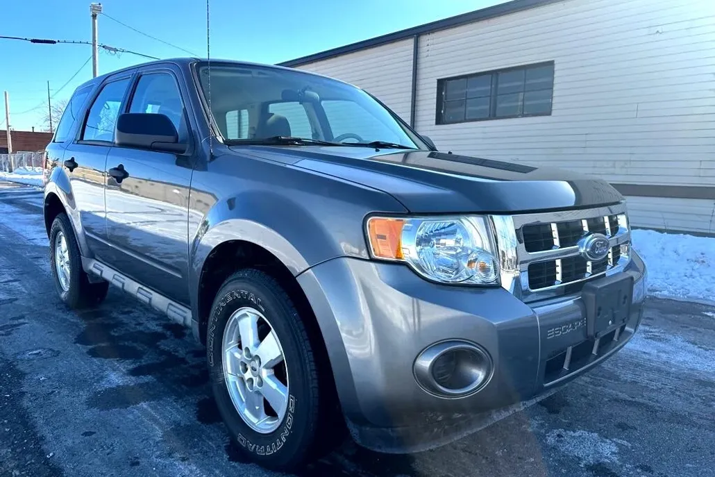 2009 Ford Escape XLS photo 1