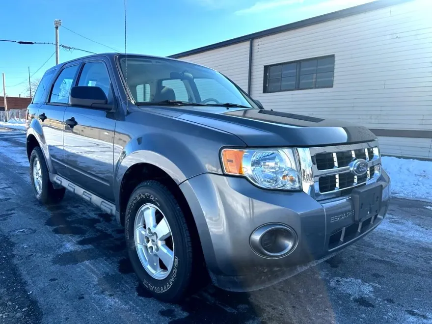 2009 Ford Escape XLS photo 1