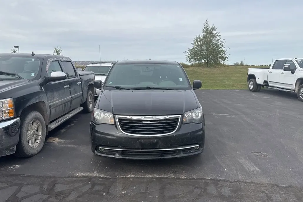 2015 Chrysler Town & Country S photo 1