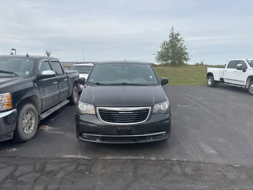 2015 Chrysler Town & Country S photo 1