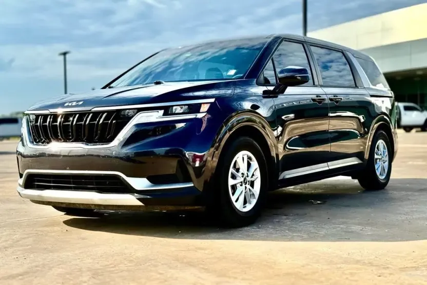 2022 Kia Carnival LX photo 1
