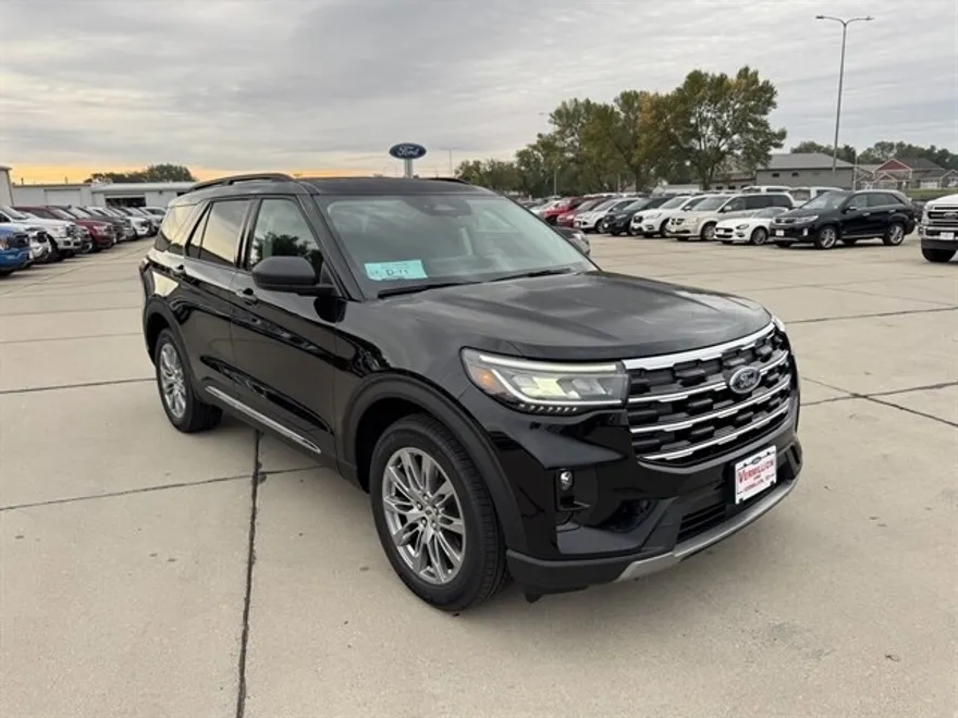 2025 Ford Explorer photo 1