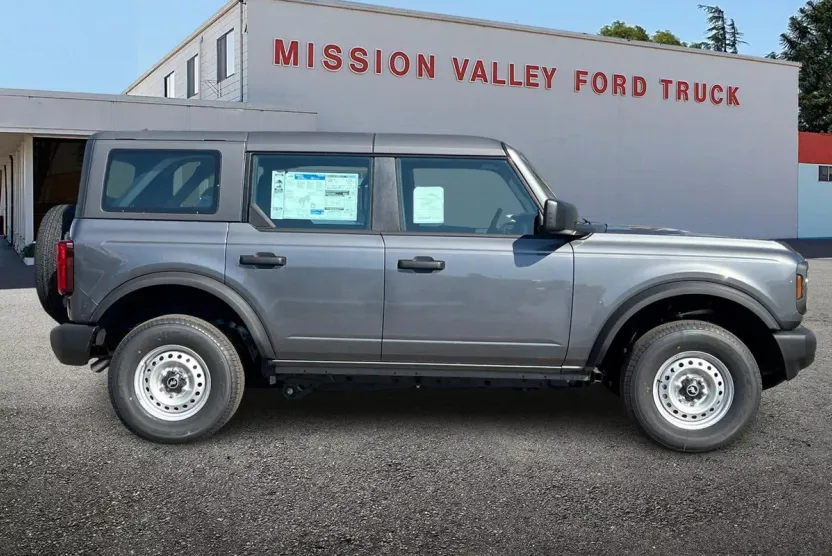 2025 Ford Bronco Base photo 1