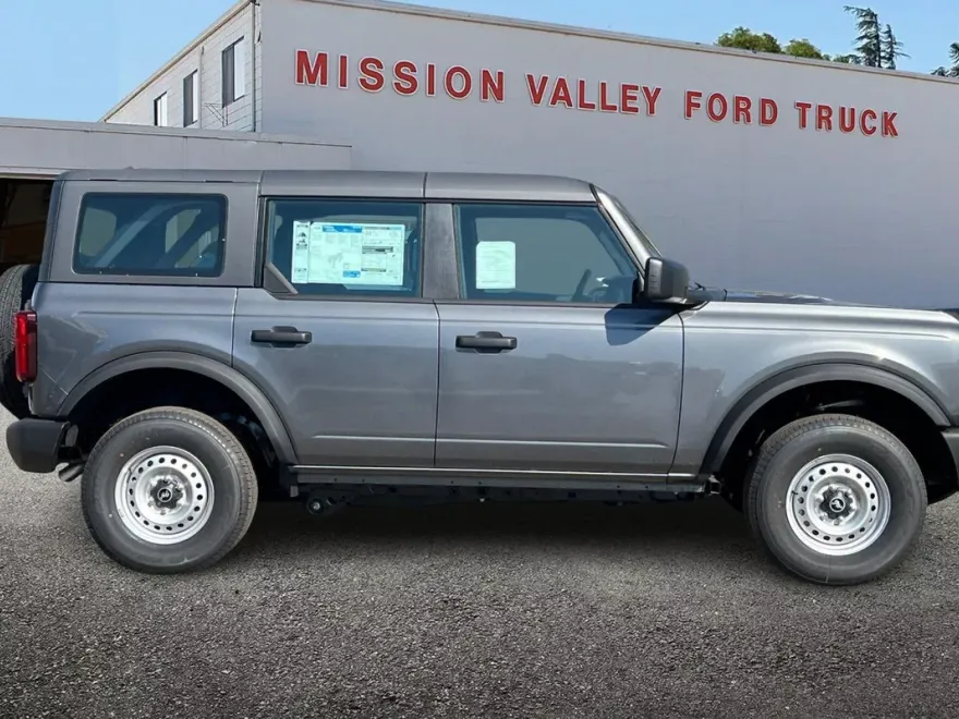 2025 Ford Bronco Base photo 1