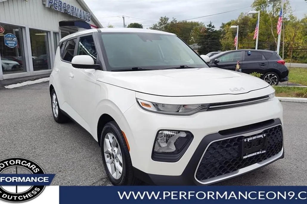 2022 Kia Soul LX photo 1