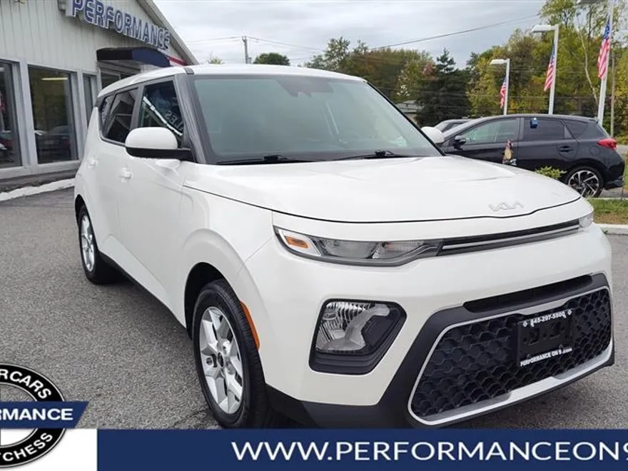 2022 Kia Soul LX photo 1