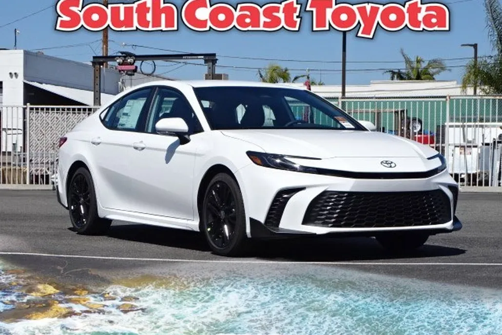 2025 Toyota Camry SE photo 1