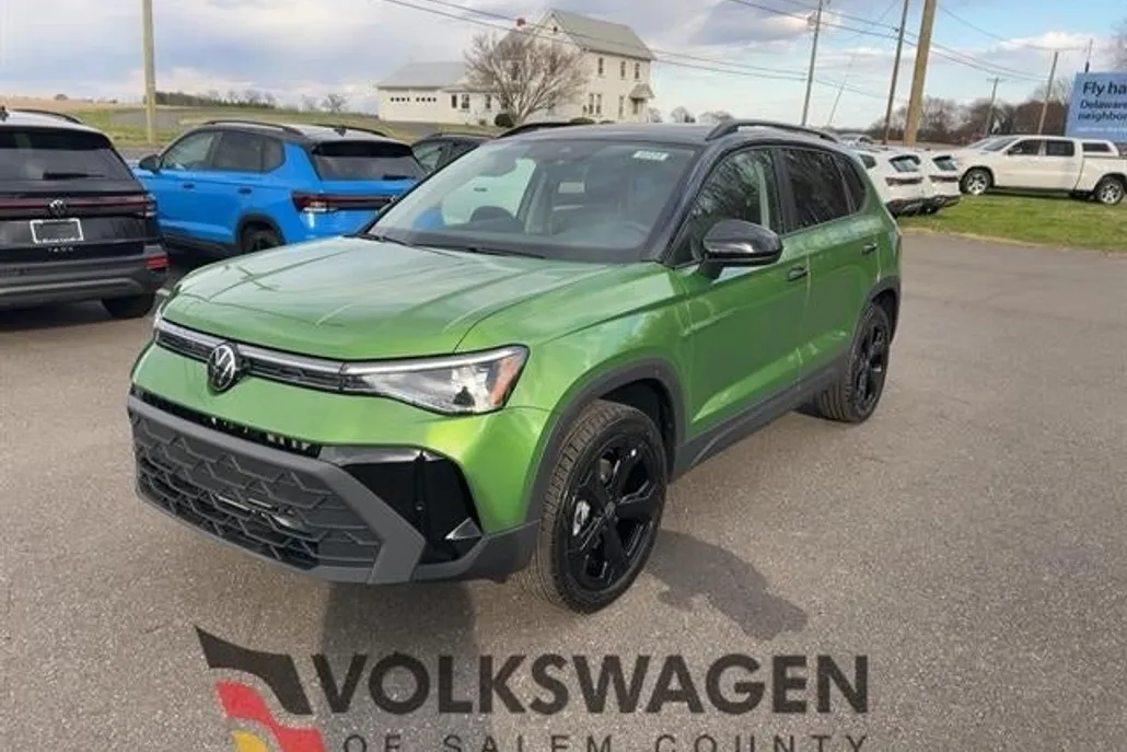2025 Volkswagen Taos SE photo 1