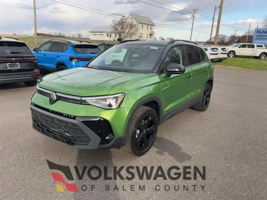 2025 Volkswagen Taos SE photo 1