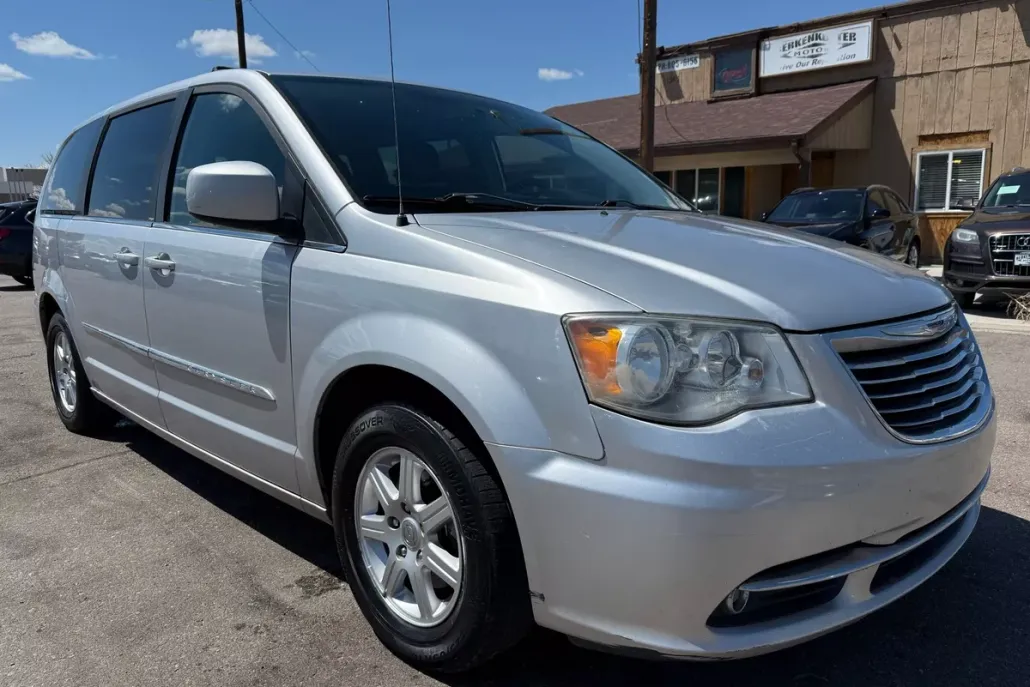 2012 Chrysler Town & Country Touring photo 1