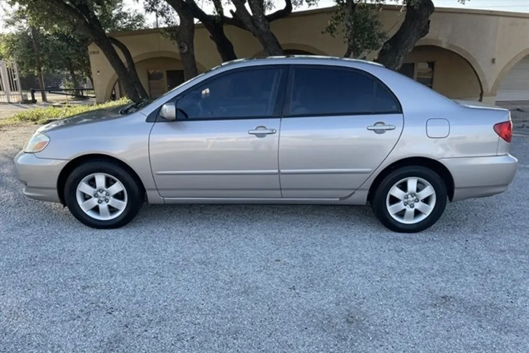2003 Toyota Corolla LE photo 1