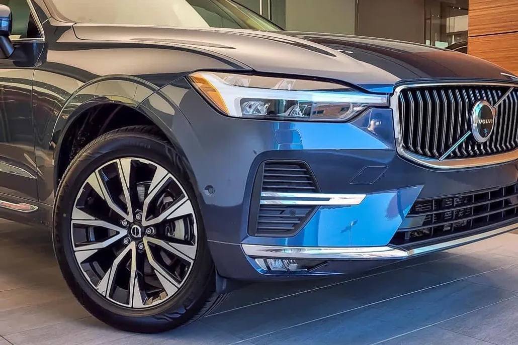 2023 Volvo XC60 Plus photo 1