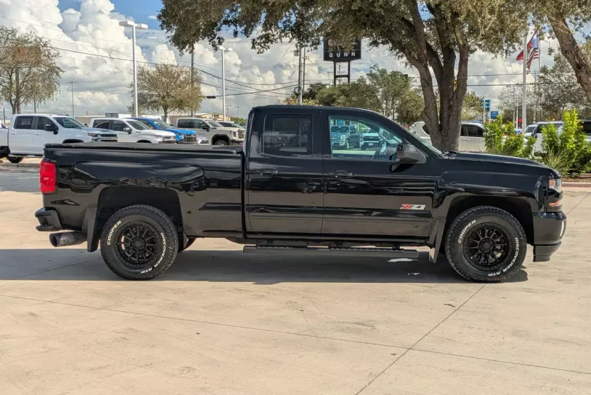2017 Chevrolet Silverado 1500 LT photo 1