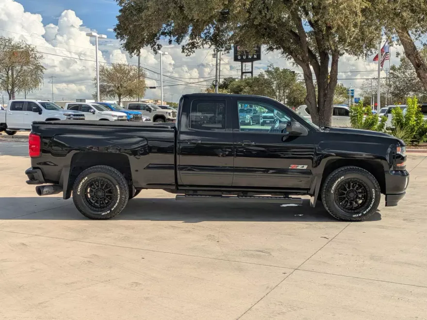 2017 Chevrolet Silverado 1500 LT photo 1