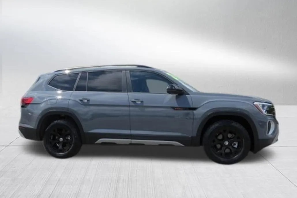 2024 Volkswagen Atlas Peak Edition SE Technology photo 1