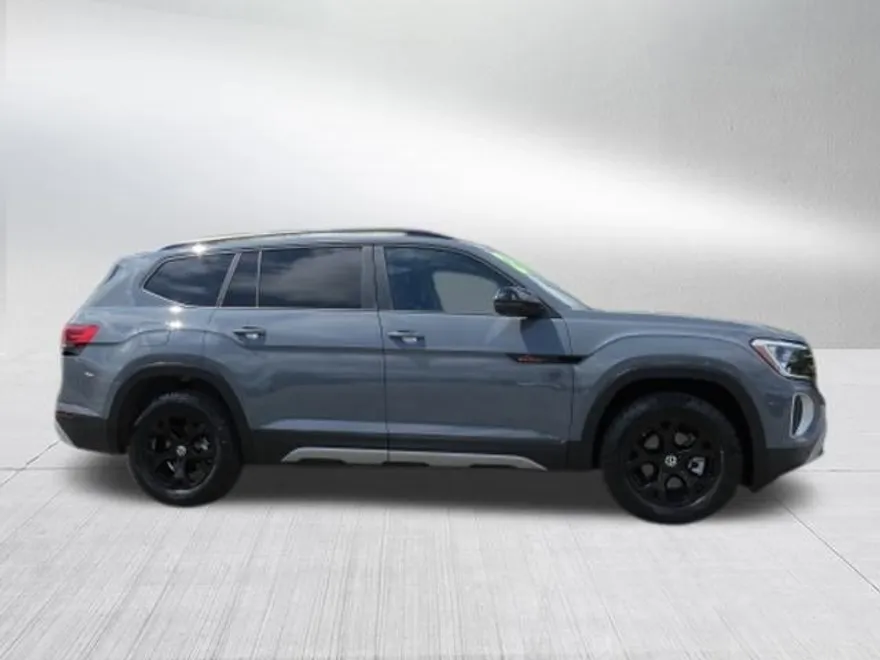 2024 Volkswagen Atlas Peak Edition SE Technology photo 1