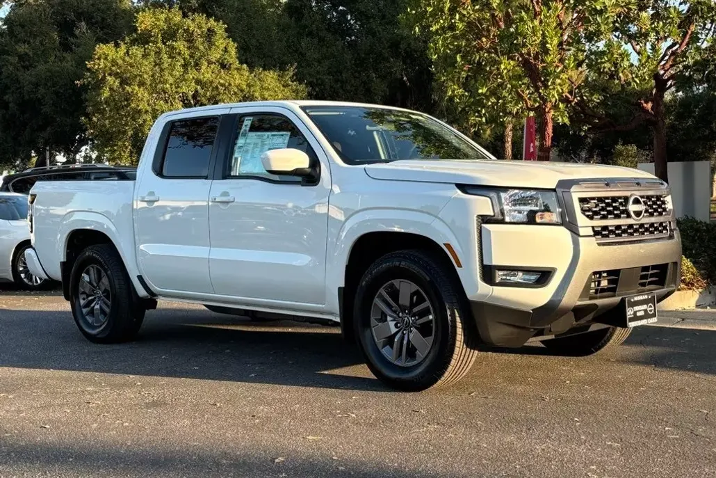2025 Nissan Frontier Crew Cab SV photo 1