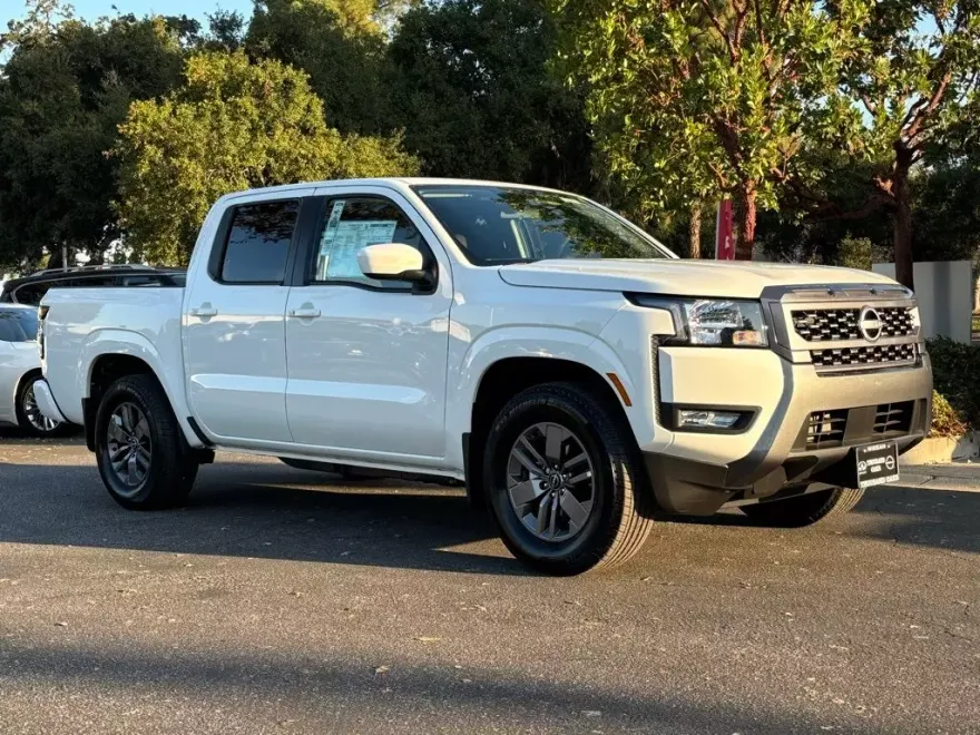 2025 Nissan Frontier Crew Cab SV photo 1