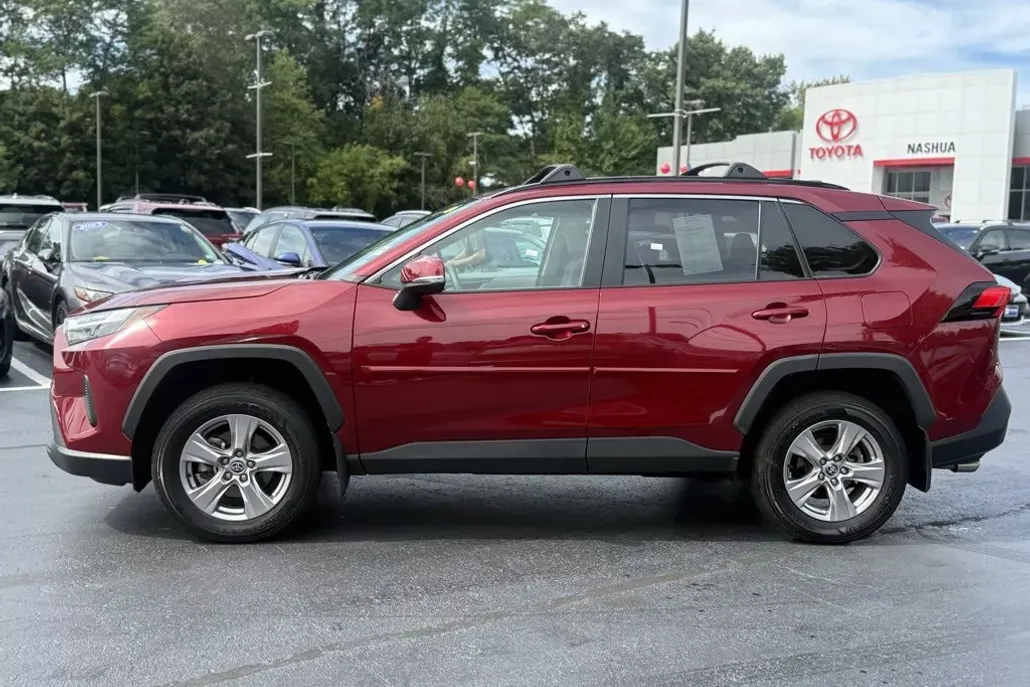 2022 Toyota RAV4 XLE photo 1