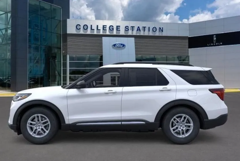 2025 Ford Explorer photo 1