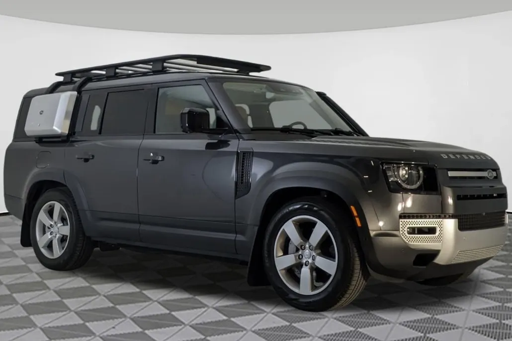 2023 Land Rover Defender 130 First Edition photo 1