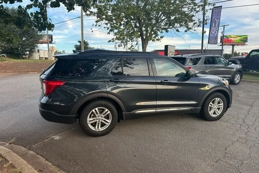 2023 Ford Explorer XLT photo 1
