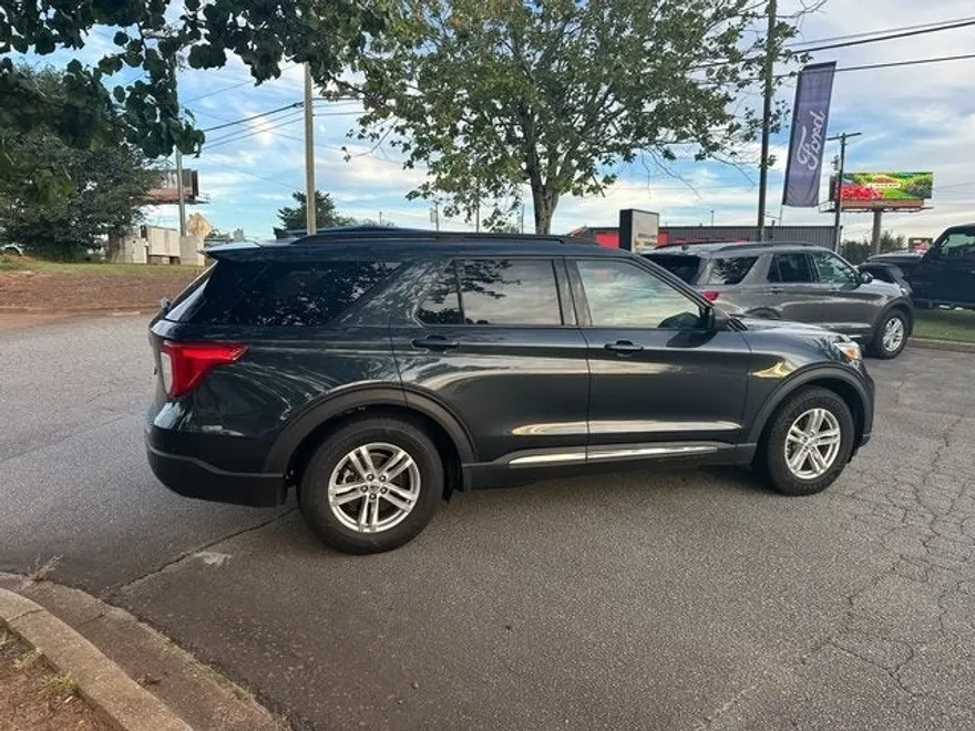 2023 Ford Explorer XLT photo 1