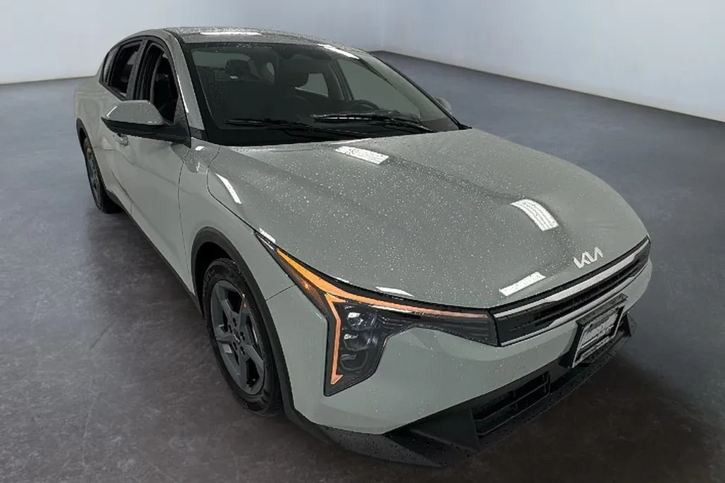 2025 Kia K4 LXS photo 1