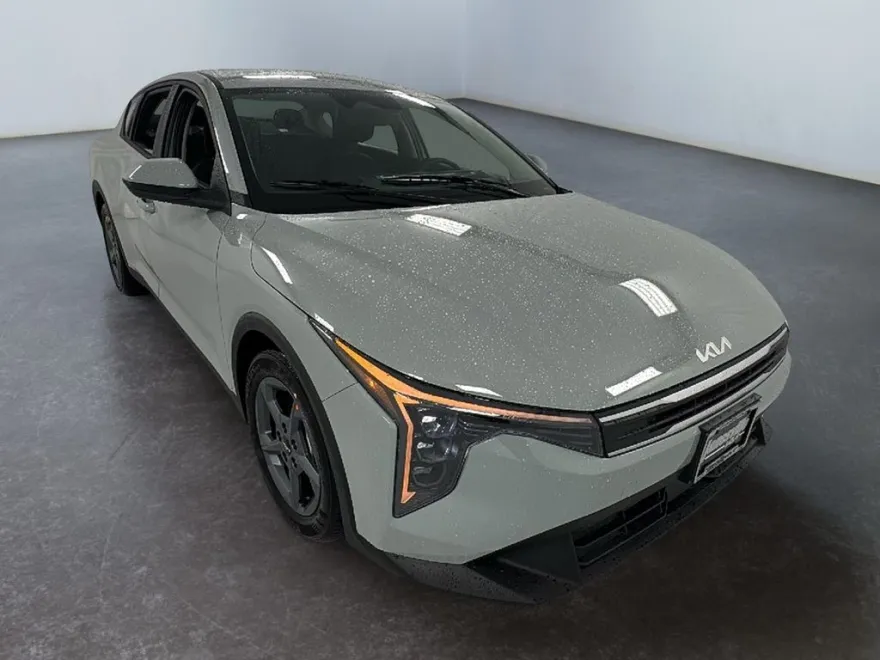 2025 Kia K4 LXS photo 1
