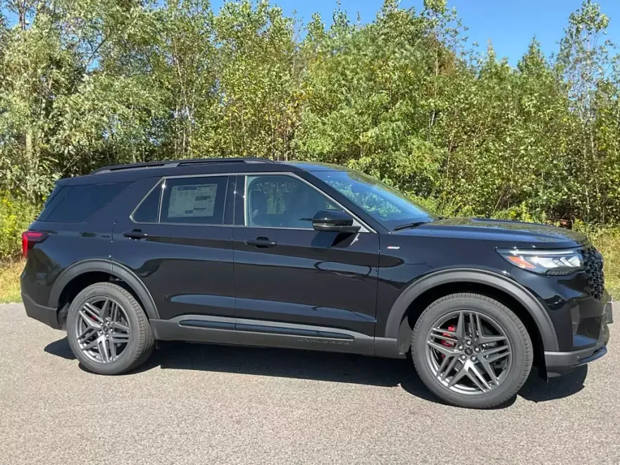 2025 Ford Explorer ST-Line photo 1