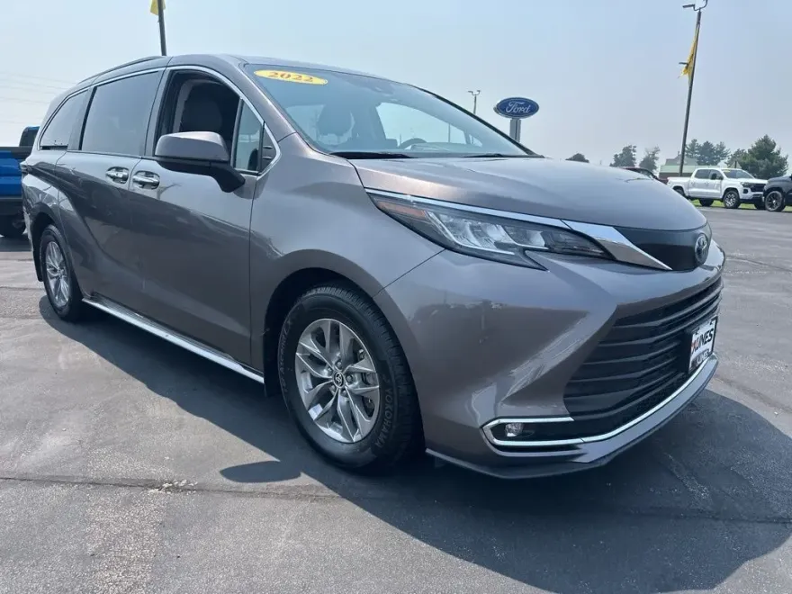 2022 Toyota Sienna XLE photo 1