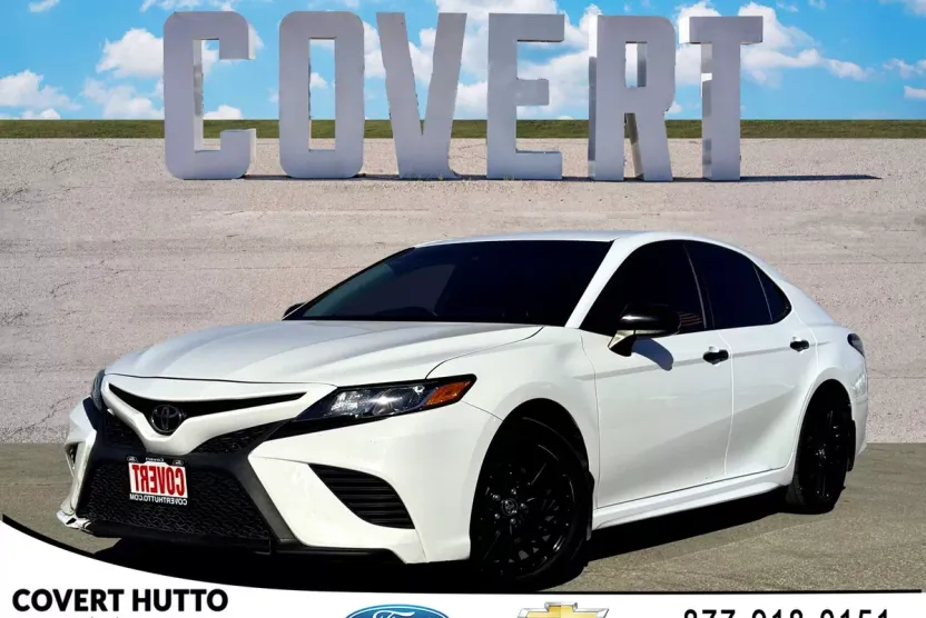 2020 Toyota Camry SE photo 1