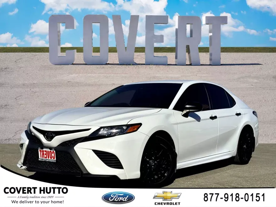 2020 Toyota Camry SE photo 1