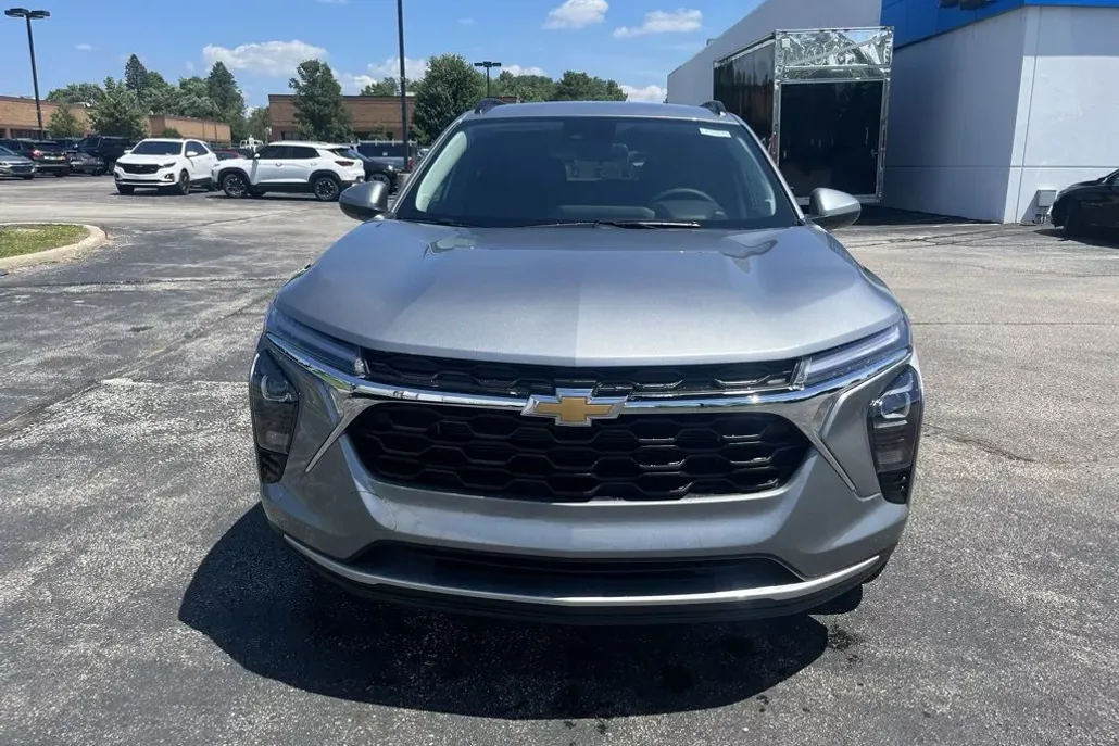 2025 Chevrolet Trax LT photo 1