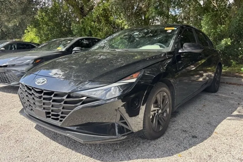 2022 Hyundai Elantra SEL Convenience photo 1