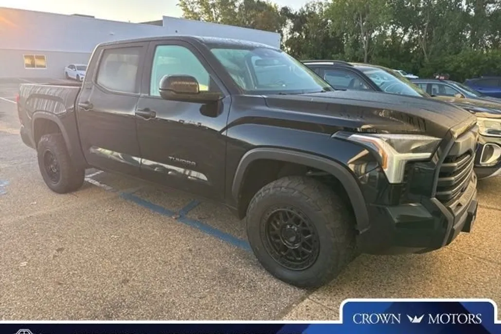 2024 Toyota Tundra SR5 photo 1