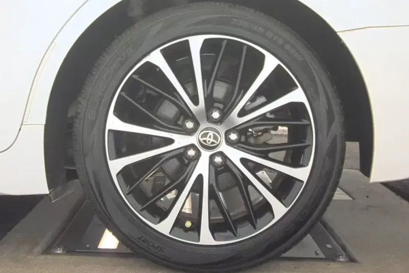 2020 Toyota Camry SE photo 1