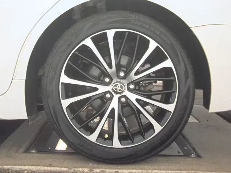 2020 Toyota Camry SE photo 1