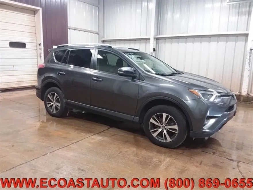 2017 Toyota RAV4 XLE photo 1